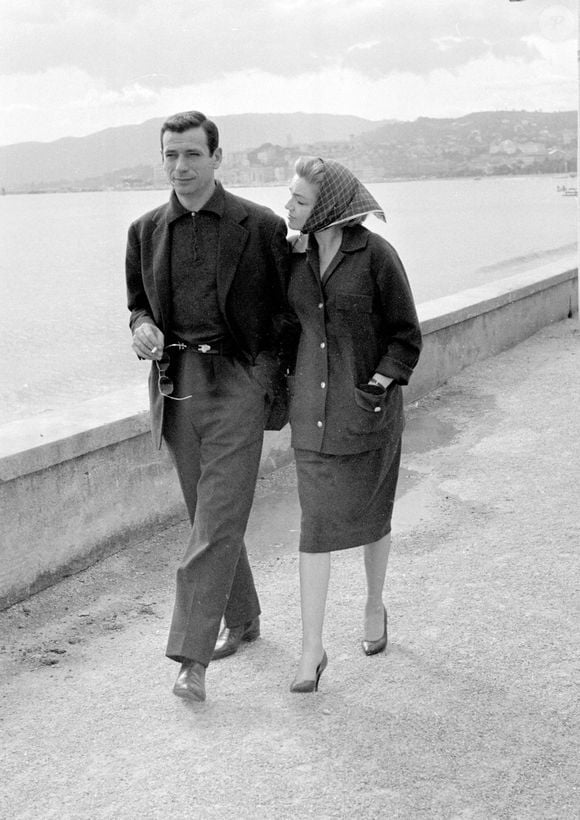 Simone Signoret et Yves Montand sur la croisette le 2 mai 1959.  © Zuma/ABACA