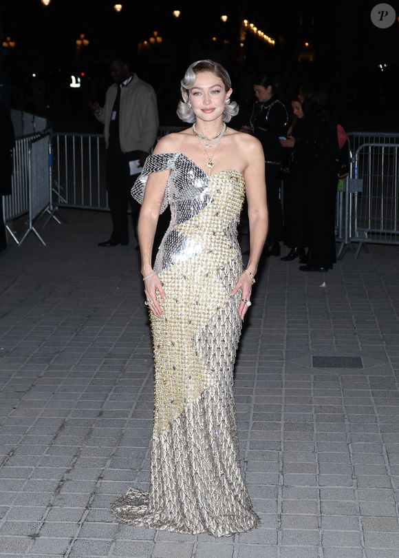 Gigi Hadid - Photocall du "Le Grand Diner du Louvre" lors de la Fashion Week à Paris le 4 mars 2025.

© Denis Guignebourg / Bestimage