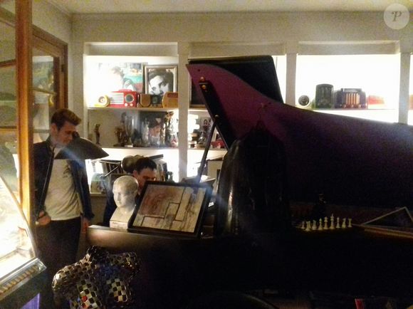 Exclusif -  Le chanteur Christophe (Daniel Bevilacqua) dans son appartement parisien avec des amis le 29 et 30 juillet 2019
© Philippe Baldini / Bestimage