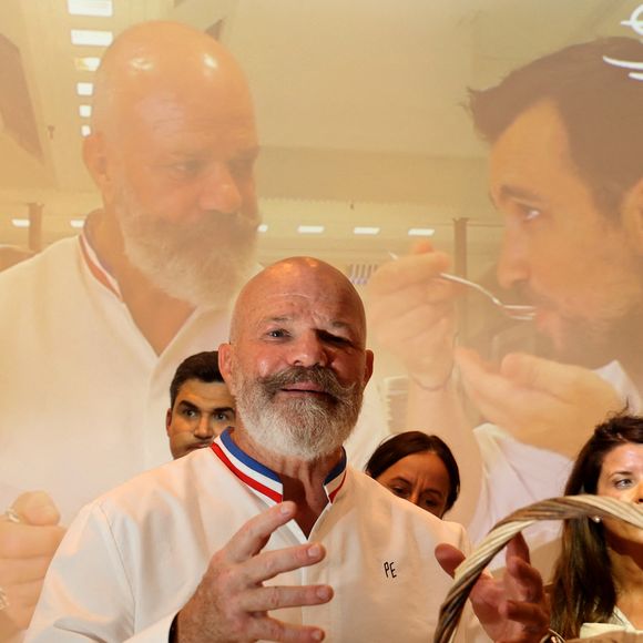 Le chef Philippe Etchebest décline son plat "Signature" en mode street food au sein du Pop Up Club à Bordeaux le 11 septembre 2023.
© Fabien Cottereau / Bestimage