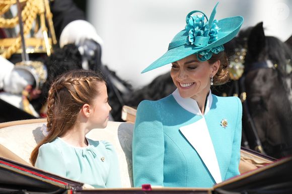 La princesse Charlotte de Galles, Catherine (Kate) Middleton, princesse de Galles - Les membres de la famille royale britannique arrivent à Buckingham Palace pour la cérémonie Trooping the Colour à Londres, le 14 juin 2025. Affecté par le crash du Boeing 787 Dreamliner à Ahmedabad du 12 juin, le souverain et les officiels porteront un brassard noir en hommage aux plus de 270 victimes. Bon nombre d'elles étaient des ressortissants britanniques.
© James Whatling / Bestimage