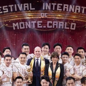 Le Prince Albert II de Monaco et la Princesse Stéphanie de Monaco remettent le « Clown d’Or » à la « China National Acrobatic Troup » - Soirée de clôture du 47ème Festival International du Cirque de Monte-Carlo sous le chapiteau de Fontvieille à Monaco, le 21 janvier 2025. © Olivier Huitel / Pool Monaco / Bestimage