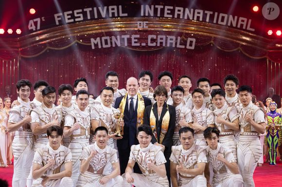 Le Prince Albert II de Monaco et la Princesse Stéphanie de Monaco remettent le « Clown d’Or » à la « China National Acrobatic Troup » - Soirée de clôture du 47ème Festival International du Cirque de Monte-Carlo sous le chapiteau de Fontvieille à Monaco, le 21 janvier 2025. © Olivier Huitel / Pool Monaco / Bestimage