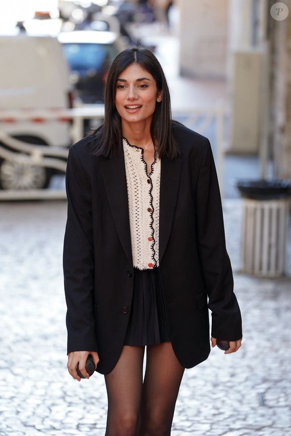 Dans la vraie vie, celle qui lui prête ses traits, Elisa Ezzedine, se consacre depuis quelques temps à d'autres projets. 

Elisa Ezzedine lors de la 13ème édition du festival Les Héros de la Télé de Beausoleil, le 11 octobre 2025. 
© Anne-Sophie Guebey / Bestimage