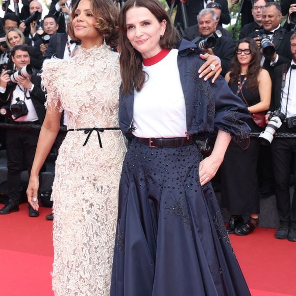 Un homme a dû intervenir pour les séparer. 

Halle Berry, Juliette Binoche - Montée des marches de la cérémonie de clôture du 78ème Festival International du Film de Cannes, au Palais des Festivals à Cannes. Le 24 mai 2025
© Jacovides-Moreau / Bestimage