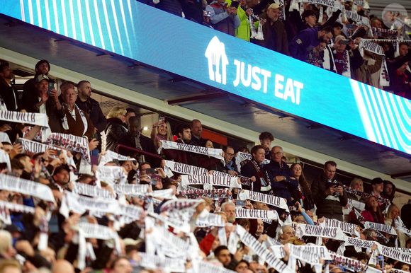 Et comme au match aller, William n'a pas réussi à rester en place.

Le Prince de Galles dans les tribunes lors du quart de finale retour de l'UEFA Champions League à Villa Park, Birmingham. Date de la photo : mardi 15 avril 2025. ... Aston Villa - Paris Saint-Germain - UEFA Champions League - 
©David Davies/PA Wire /ABACA