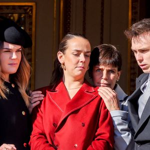 Camille Gottlieb, Pauline Ducruet, la princesse Stéphanie de Monaco et Louis Ducruet - La famille princière de Monaco apparaît au balcon du palais lors de la fête nationale de Monaco, le 19 novembre 2021. © Claudia Albuquerque/Bestimage