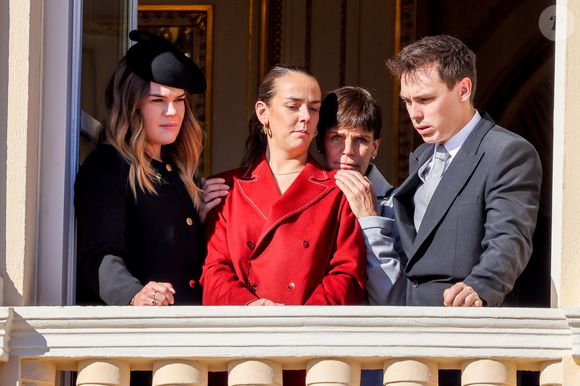 Camille Gottlieb, Pauline Ducruet, la princesse Stéphanie de Monaco et Louis Ducruet - La famille princière de Monaco apparaît au balcon du palais lors de la fête nationale de Monaco, le 19 novembre 2021. © Claudia Albuquerque/Bestimage