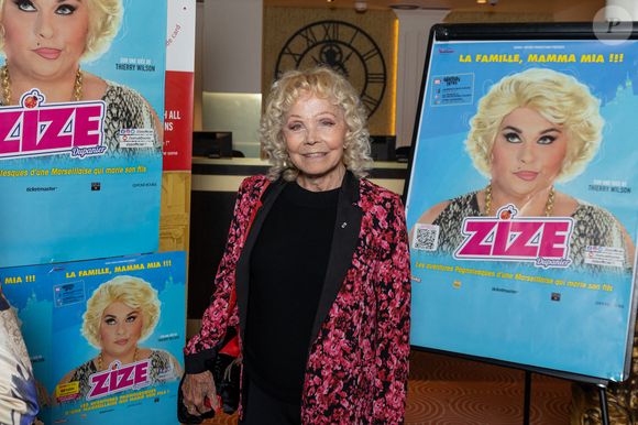 Le spectacle revient sur son enfance près de Lille, sa vie de famille et les rencontres marquantes de sa carrière, comme avec Jean Ferrat.

Isabelle Aubret au photocall de la dernière du One-Maman Show "La Famille, Mamma Mia ! !! Zize Dupanier" au théâtre Grévin à Paris, France, le 2 juin 2025. © Sebastien Fremont/Bestimage