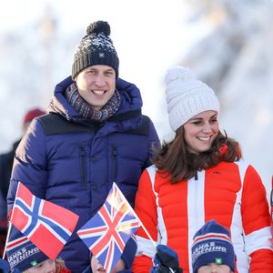 Le prince William, duc de Cambridge et Catherine Kate Middleton (enceinte), duchesse de Cambridge rencontrent des enfants de l'école de ski à Oslo le 2 février 2018. © AGENCE / BESTIMAGE