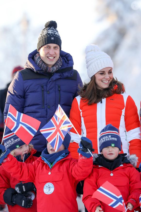 Le prince William, duc de Cambridge et Catherine Kate Middleton (enceinte), duchesse de Cambridge rencontrent des enfants de l'école de ski à Oslo le 2 février 2018. © AGENCE / BESTIMAGE
