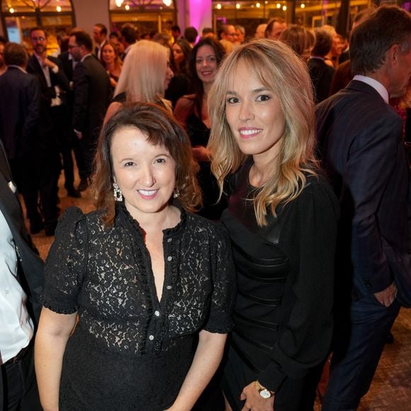 Elodie Fontan (marraine de Hope), Anne Roumanoff lors de la soirée annuelle de gala de l'association Hope au pavillon Gabriel à Paris le 14 octobre 2025.
L’association HOPE propose, à travers l’équithérapie et de nombreux ateliers artistiques, un accompagnement destiné aux femmes qui, après l’annonce de leur cancer, souhaitent se reconstruire émotionnellement et retrouver confiance en elles, au-delà du parcours médical.

© Anne-Sophie Guebey / Bestimage