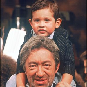Archives - Serge Gainsbourg avec son fils Lulu (Lucien) sur le plateau de l'émission de TF1 Sacrée Soirée en 1988.
Crédit : Frederic Herve / Bestimage