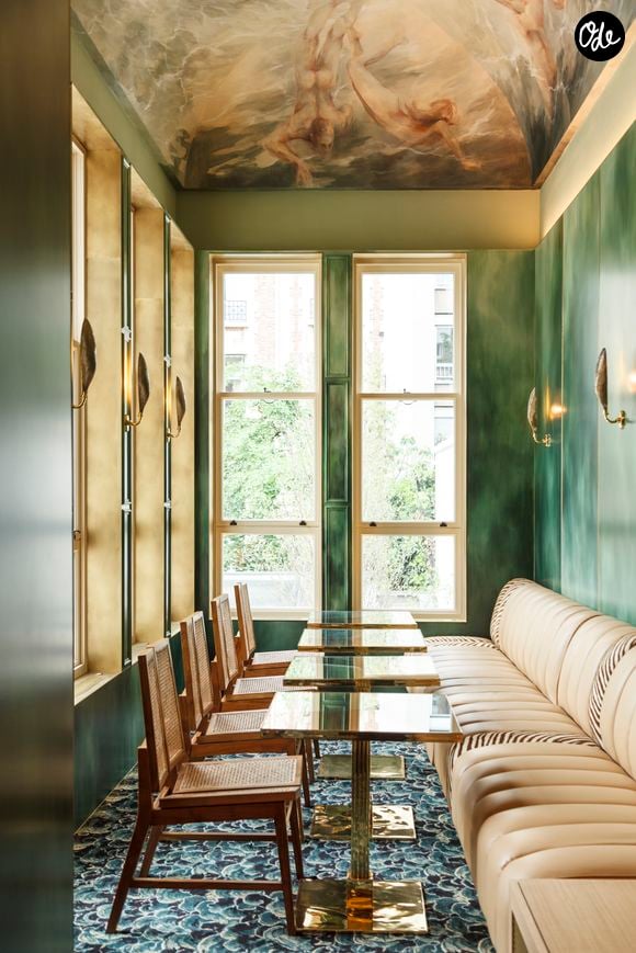 Installé dans un somptueux hôtel particulier Art nouveau du IXe arrondissement, BB Blanche marie gastronomie et décor théâtral au cœur d'une adresse historique réinventée avec élégance.