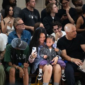 Les deux garçons, RZA et Riot, ont récemment été rejoints par la petite Rocki.

Rihanna en Front Row du défilé AWGE "Collection Homme Prêt-à-Porter Printemps/Eté 2026" lors de la Fashion Week de Paris (PFW)Backgrid UK/ Bestimage