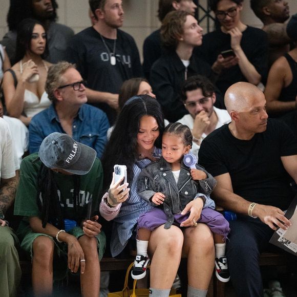 Les deux garçons, RZA et Riot, ont récemment été rejoints par la petite Rocki.

Rihanna en Front Row du défilé AWGE "Collection Homme Prêt-à-Porter Printemps/Eté 2026" lors de la Fashion Week de Paris (PFW)Backgrid UK/ Bestimage