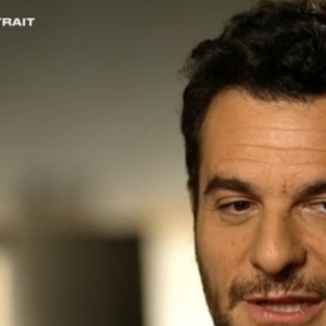 Amir, sur le plateau de 50mn Inside, avec Isabelle Ithurburu. Capture émission de TF1.