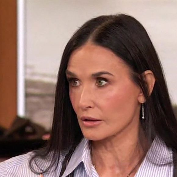 Demi Moore a confié que Bruce Willis était bien entouré même s'il est très compliqué pour elle de voir son ancien mari dans cet état. 

Demi Moore s'est exprimé lors du Drew Barrymore Show, expliquant que Bruce Willis est dans un état de santé "stable", précisant qu'elle lui rend visite très souvent. © Backgrid UK / Bestimage