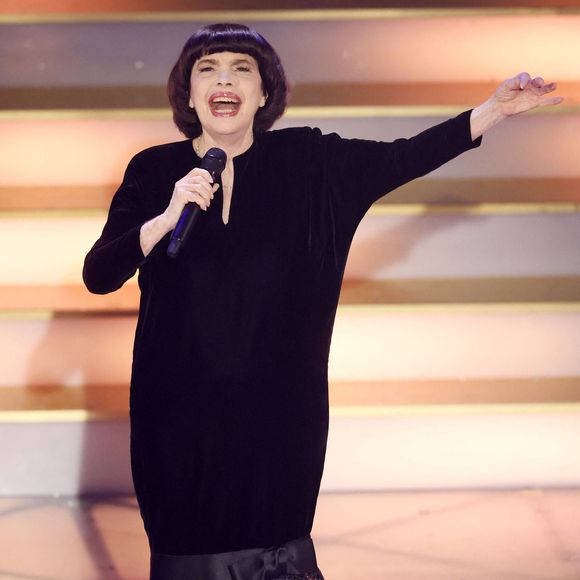 Mireille Mathieu dans l'émission télévisée ARD "La Fête de l'Avent aux 100 000 lumières" au Centre des Congrès de Suhl, Allemagne, le 2 décembre 2023. © Action Press/Bestimage