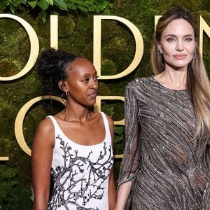 Zahara Marley Jolie et sa mère Angelina Jolie arrivent à la 82ème cérémonie des Golden Globes qui se tient à l'hôtel Beverly Hilton le 5 janvier 2025 à Beverly Hills, Los Angeles, Californie, États-Unis,