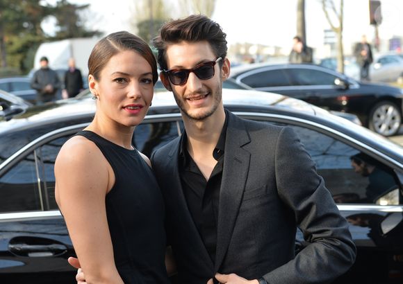 Pierre Niney et sa compagne Natasha Andrews - Arrivées des people au défilé de mode hommes Dior collection prêt-à-porter Automne Hiver 2015/2016 au Tennis Club de Paris le 24 janvier 2015. © Veeren -Christophe Clovis / Bestimage