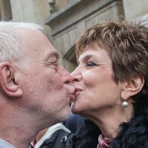 Exclusif - Le bisou des maries - Catherine Laborde a epouse son compagnon de longue date Thomas Stern, publicitaire, samedi 9 novembre 2013 a la mairie du 2e arrondissement de Paris, en presence de ses amis les plus proches.