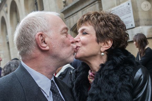 Exclusif - Le bisou des maries - Catherine Laborde a epouse son compagnon de longue date Thomas Stern, publicitaire, samedi 9 novembre 2013 a la mairie du 2e arrondissement de Paris, en presence de ses amis les plus proches.