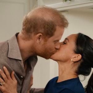 Le prince Harry fait une apparition surprise dans les dernières scènes de l'émission festive de Meghan Markle sur Netflix.
Crédit : JLPPA pour Netflix