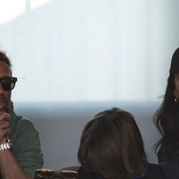 Nolwenn Leroy et son compagnon Arnaud Clément et leur fils Marin en tribunes lors de la finale messieurs des Internationaux de France de Tennis de Roland Garros 2025 (jour 15), à Paris, France, le 8 juin 2025. © Cyril Moreau/Bestimage