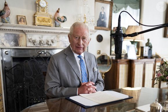 Le roi Charles III enregistre un message pour le VJ Day dans la Morning Room de Clarence House, à Londres. ©  Aaron Chown/PA Wire