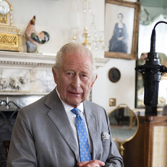 Le roi Charles III enregistre un message pour le VJ Day dans la Morning Room de Clarence House, à Londres. ©  Aaron Chown/PA Wire