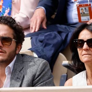 Florence Foresti et son compagnon Alexandre Kominek - People dans les tribunes lors des Internationaux de France de Tennis de Roland Garros 2022 à Paris le 29 mai 2022. © Cyril Moreau/Bestimage