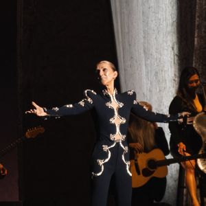 Mais au-delà de sa garde-robe haute couture, l'artiste a opté pour une mise en beauté impeccable pour son grand retour sur scène.

Exclusif - La chanteuse québécoise Céline Dion fait un retour triomphal sur scène à la Plénitude Arena pour le lancement de sa résidence à Paris.

© Bestimage