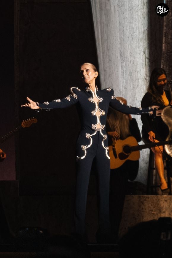 Mais au-delà de sa garde-robe haute couture, l'artiste a opté pour une mise en beauté impeccable pour son grand retour sur scène.

Exclusif - La chanteuse québécoise Céline Dion fait un retour triomphal sur scène à la Plénitude Arena pour le lancement de sa résidence à Paris.

© Bestimage