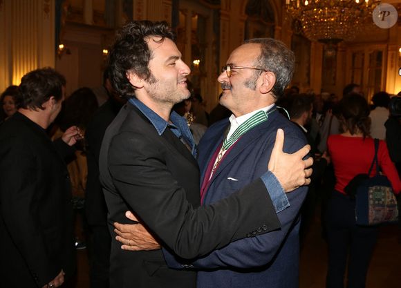 SI tout le monde connaît Matthieu, l'aîné des garçons, dit "M"...

Matthieu Chedid et Louis Chedid lors de la cérémonie de remise des insignes de Commandeur de l'ordre des Arts et des Lettres à Louis Chedid par Audrey Azoulay, ministre de la Culture et de la Communication, a Paris, France, le 25 octobre 2016. Photo by Jerome Domine /ABACAPRESS.COM
