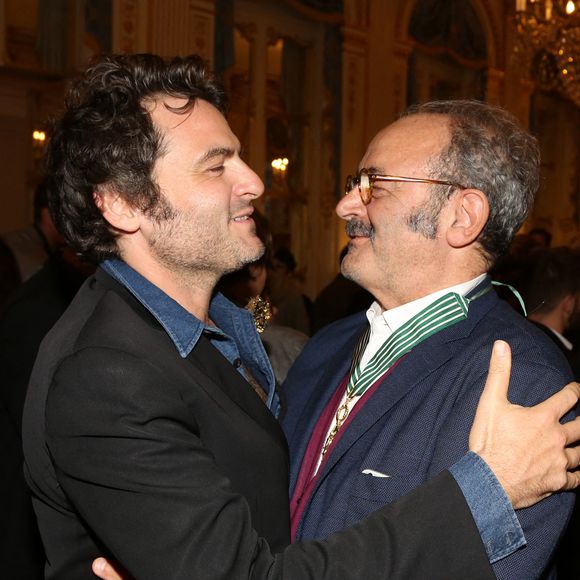 SI tout le monde connaît Matthieu, l'aîné des garçons, dit "M"...

Matthieu Chedid et Louis Chedid lors de la cérémonie de remise des insignes de Commandeur de l'ordre des Arts et des Lettres à Louis Chedid par Audrey Azoulay, ministre de la Culture et de la Communication, a Paris, France, le 25 octobre 2016. Photo by Jerome Domine /ABACAPRESS.COM