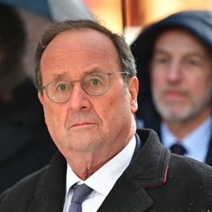 François Hollande lors de l'inauguration la place Shimon Peres dans le Marais à Paris, France, le 18 février 2026. © Christian Liewig/Bestimage