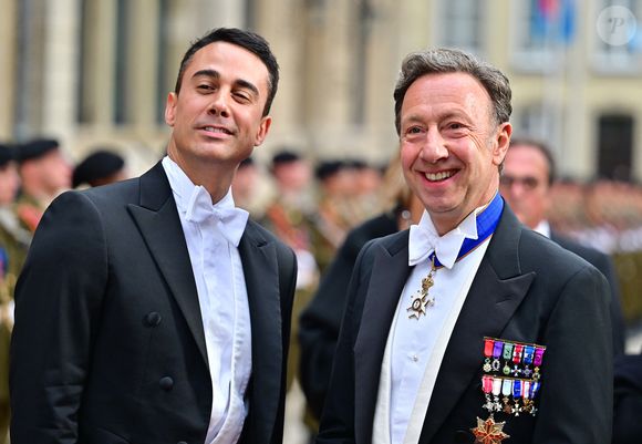 Stéphane Bern et son compagnon Yori Bailleres aux arrivées du dîner de gala des célébrations du changement de trône au Palais grand-ducal du Luxembourg, le 3 octobre 2025. © Christian Liewig/Bestimage