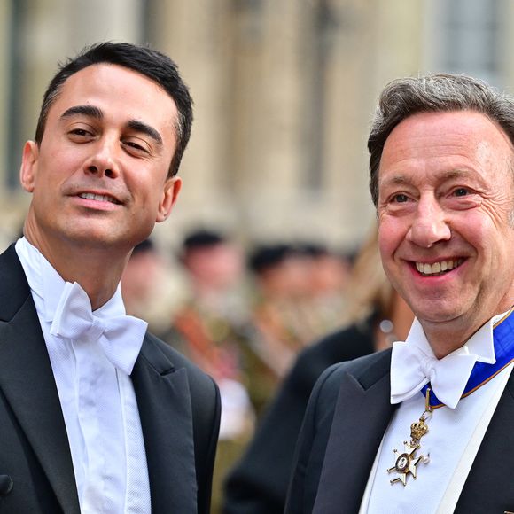 Stéphane Bern et son compagnon Yori Bailleres aux arrivées du dîner de gala des célébrations du changement de trône au Palais grand-ducal du Luxembourg, le 3 octobre 2025. © Christian Liewig/Bestimage