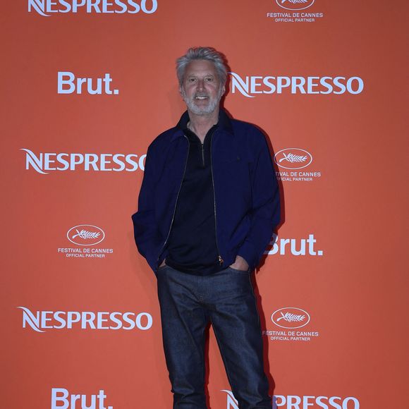 Antoine de Caunes - Photocall de la soirée Nespresso x Brut lors du 77ème Festival International du Film de Cannes le 16 mai 2024. © Laurent Campus/Bestimage