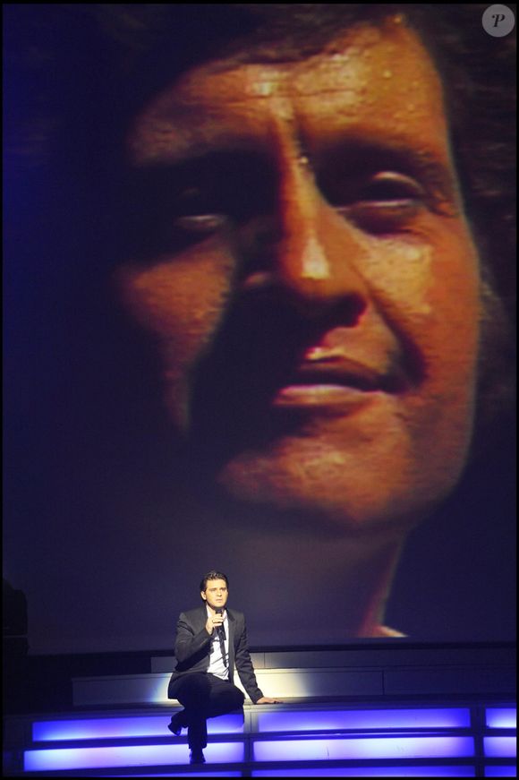 Julien Dassin fait un duo virtuel avec son père Joe dans le spectacle Il était une fois... Joe Dassin, le 7 octobre 2024 au Grand Rex à Paris. @Bestimage