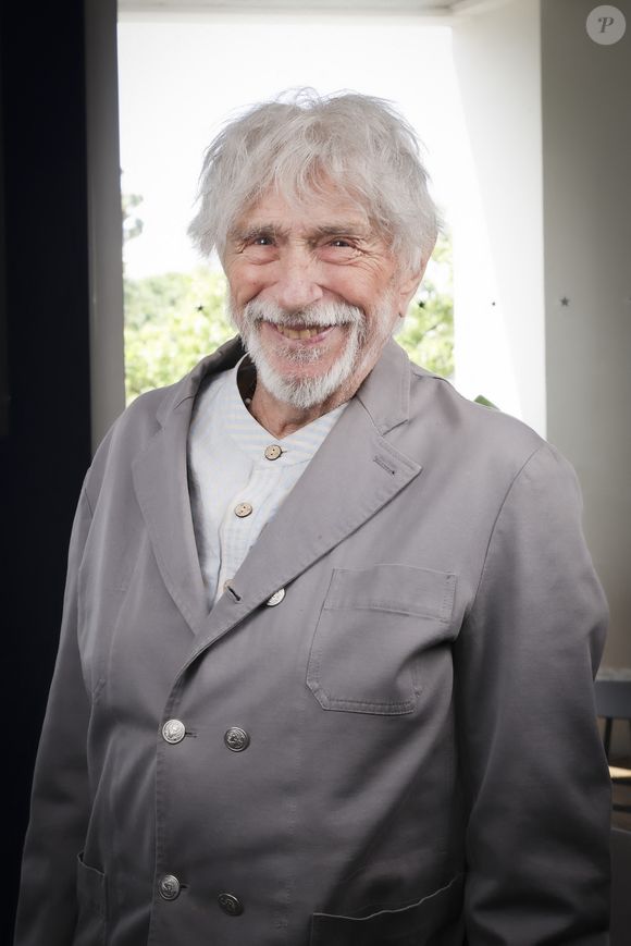"Pierre Richard, moi, n'ai jamais signé de pétition pour Carrefour City", s'exclame celui qui a récemment incarné Panoramix au cinéma.

Exclusif - Pierre Richard lors du 78ème Festival International du Film de Cannes, au Palais des Festivals à Cannes, France, le 22 mai 2025. © Jack Tribeca/Bestimage