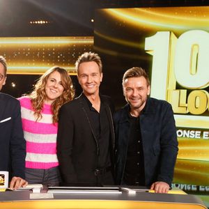 “Nous n'avons aucun lien de parenté. Mais il paraît qu'on se ressemble”, conclut-il

Exclusif - Damien Thévenot, Nicole Ferroni, Cyril Féraud,  Jean-Philippe "Jeanfi" Janssens - Enregistrement de l'émission "100% Logique", présentée par C.Féraud et diffusée le 11 novembre sur France 2
© Christophe Clovis / Bestimage