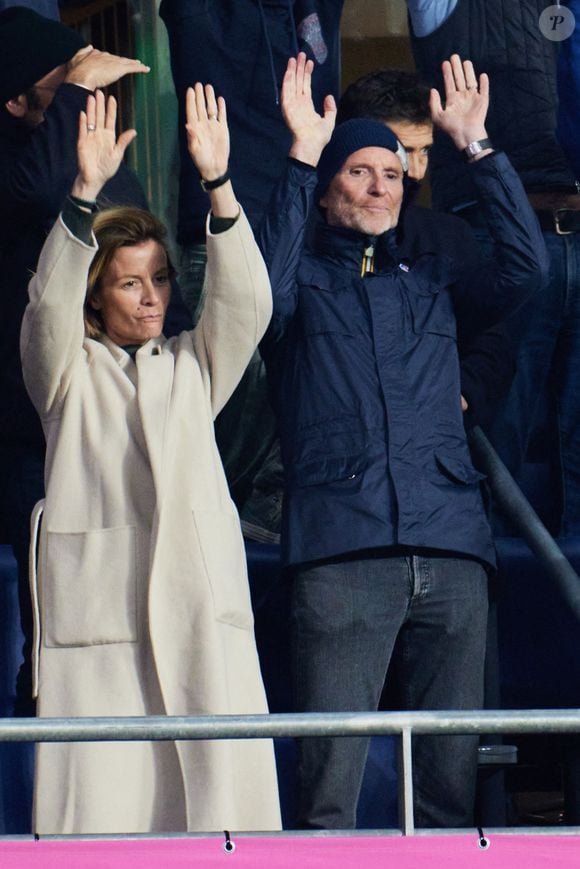 Denis Brogniart et sa femme Hortense - People des les tribunes de la coupe du Monde de Rugby France 2023 - Match de quart de finale "France-Afrique du Sud (28-29)" au Stade de France à Saint-Denis 15 octobre 2023. © Moreau-Jacovides/Bestimage