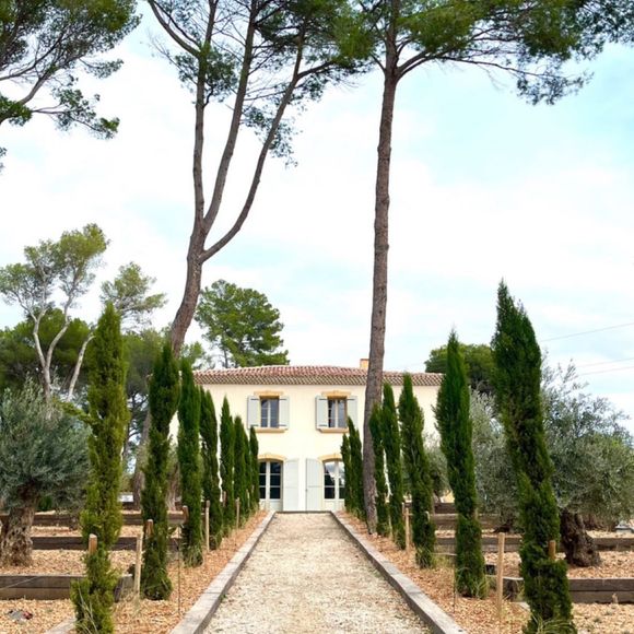 Grand jardin, sublime piscine, intérieur sobre et zen... la maison de Karine Le Marchand pourrait figurer dans les magazines de décoration tant le résultat est beau. 
Avant/après de la nouvelle maison de Karine Le Marchand.