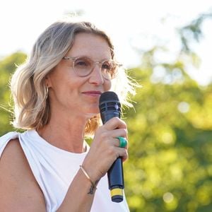 L'actrice commence sa journée avec des graines de chia et du collagène.

Alexandra Lamy - Les célébrités ont répondu présente à la 'Grande marche citoyenne' contre les violences sexuelles devant ministère français de la Justice,  place Vendôme, à Paris, France, le 4 juillet 2026. © Anne-Sophie Guebey/Bestimage