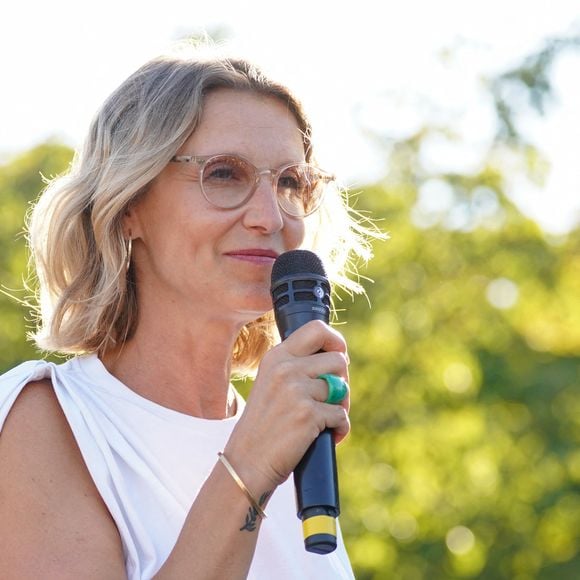 L'actrice commence sa journée avec des graines de chia et du collagène.

Alexandra Lamy - Les célébrités ont répondu présente à la 'Grande marche citoyenne' contre les violences sexuelles devant ministère français de la Justice,  place Vendôme, à Paris, France, le 4 juillet 2026. © Anne-Sophie Guebey/Bestimage