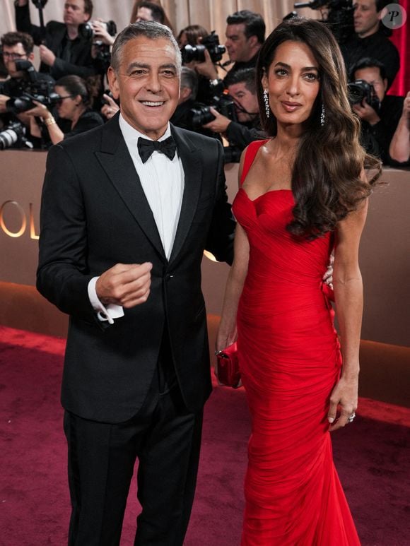 George Clooney et Amal Clooney sur le tapis rouge de la 83e cérémonie annuelle des Golden Globe Awards qui s'est tenue à l'hôtel Beverly Hilton à Beverly Hills, CA, le 11 janvier 2026.  Photo by Sthanlee Mirador/SPUS/ABACAPRESS.COM