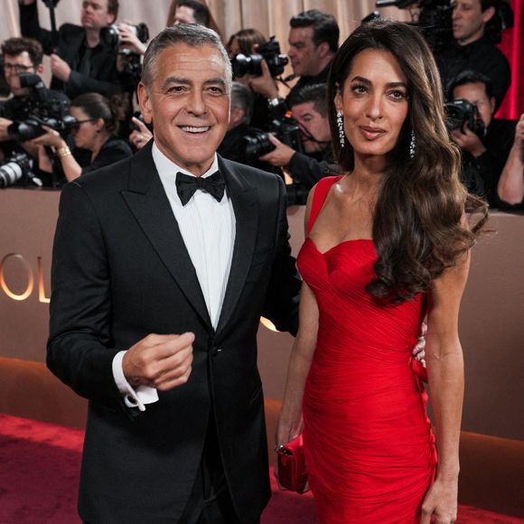 George Clooney et Amal Clooney sur le tapis rouge de la 83e cérémonie annuelle des Golden Globe Awards qui s'est tenue à l'hôtel Beverly Hilton à Beverly Hills, CA, le 11 janvier 2026.  Photo by Sthanlee Mirador/SPUS/ABACAPRESS.COM
