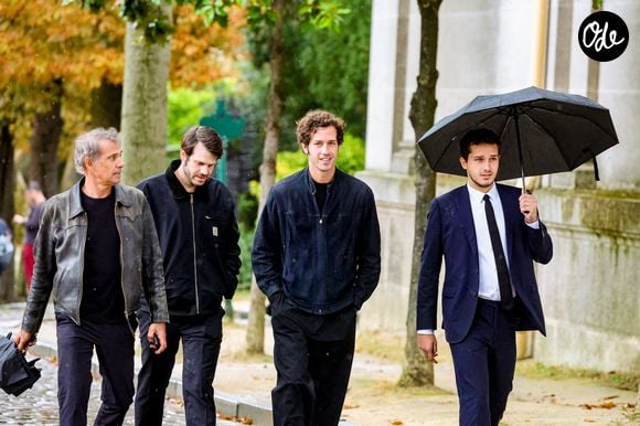Exclusif - Paul Belmondo et ses fils Victor Belmondo, Alessandro Belmondo, Giacomo Belmondo - Arrivées aux obsèques d’Alain Belmondo au crématorium du Père-Lachaise à Paris, France, le 4 septembre 2025. © Dominique Jacovides/Bestimage